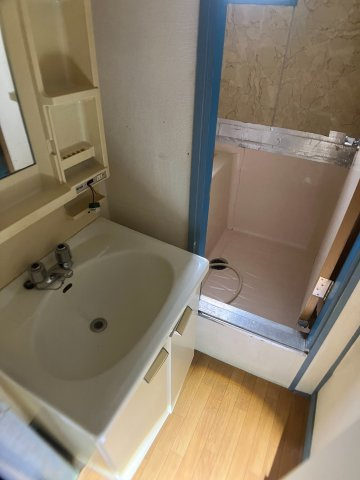 身支度に便利な鏡付きの洗面台。下部には収納もございます