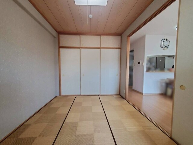 布団や季節物の収納に便利な大容量の押入れスペース完備！