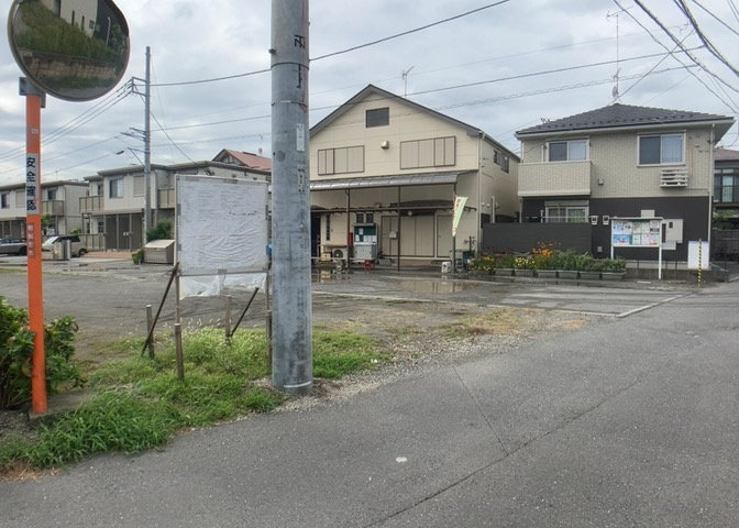 現地に行くなら、物件の周囲の地形がどうなっているかを見ることも大切です。周辺より低くなっている土地では、大雨などで水が集まりやすいため、地盤が弱くなっているということも考えられるため、注意が必要です。