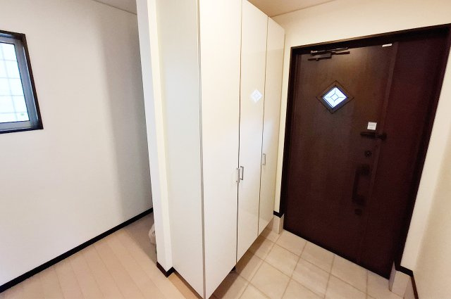 玄関：下駄箱付き。