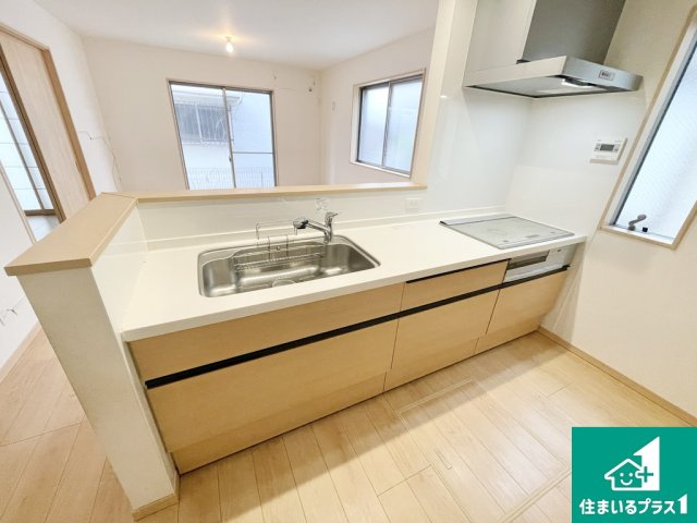 火の心配のないＩＨクッキングヒーターです♪オープンカウンターキッチンからは料理をしながらでもお子様の様子が見れます♪家族の会話が自然と増えます♪