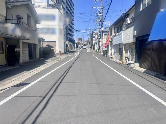 前面道路含む現地写真です。片側1方通行道路なので交通量は比較的少なめかと思います。