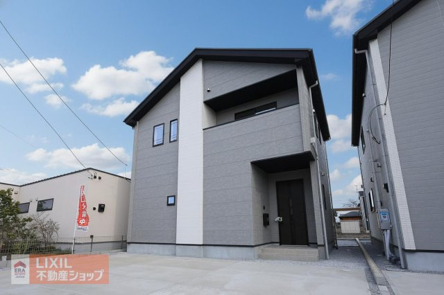 【外観】2号棟　現地完成写真　並列3台駐車可能　閑静な住宅街に位置する本物件。スタイリッシュで飽きのこない外観です。現地で実際にご覧いただきますと、より実感が沸きます。