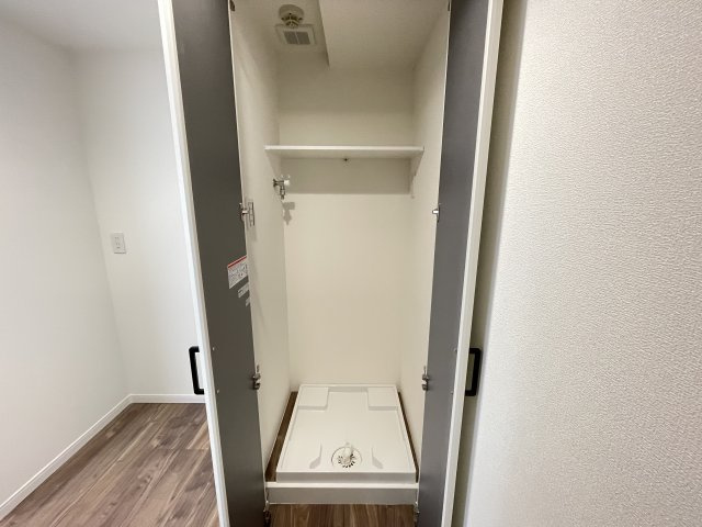 洗濯機置き場の上にも収納スペースがあり、小さなお子様の洗剤等の誤飲も心配不要。　