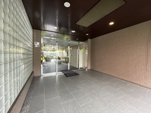 マンションの顔でもある、高級感漂うエントランス。　