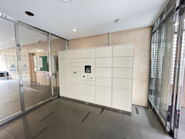 宅配ボックス付きで、忙しい方の荷物受け取りもスマートに。　