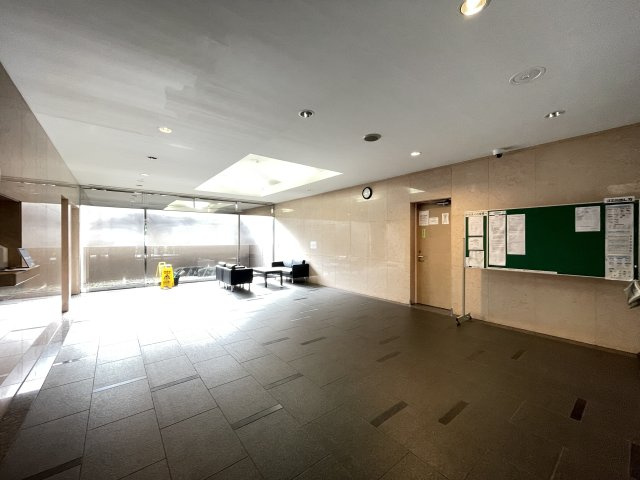 明るく広々としたエントランスが迎えてくれます。　