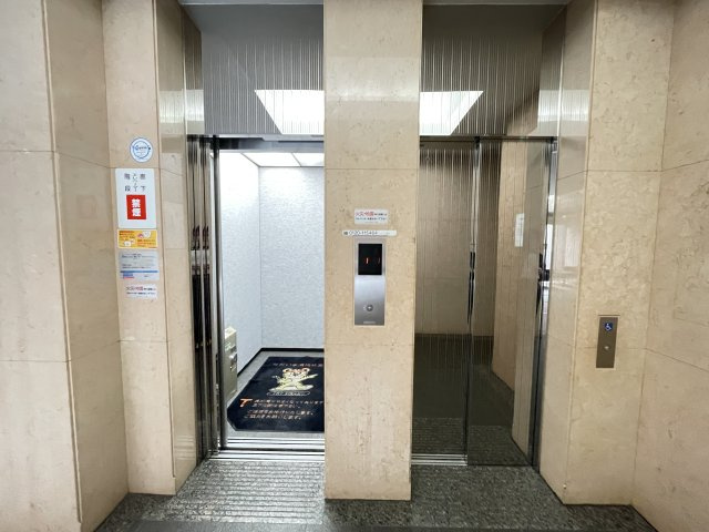 重たい荷物を持っていても、エレベーターがあれば安心です。　