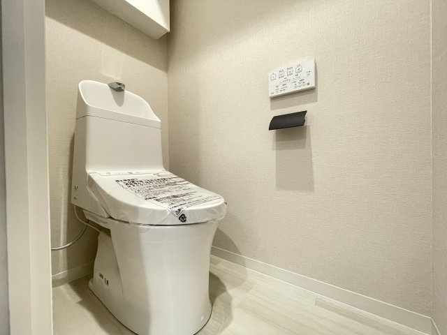 温水洗浄便座付きの清潔感あるトイレは、落ち着いた空間に。　