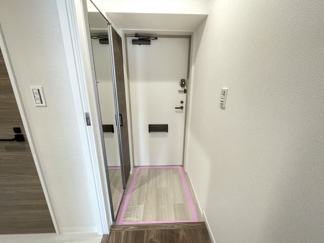 大きな鏡のついた玄関で、お出かけ前の身だしなみチェックもバッチリです。　