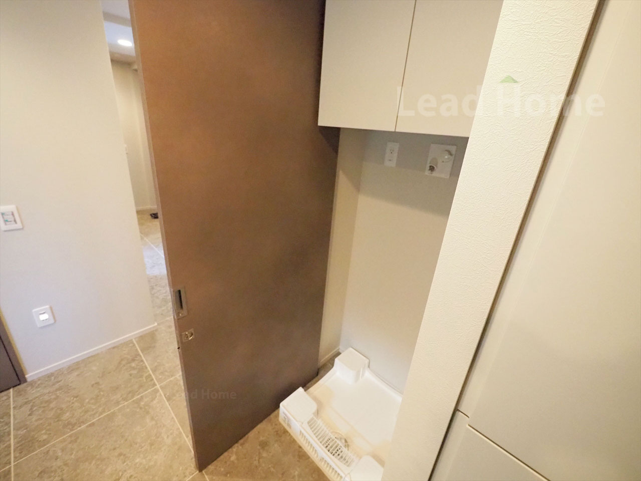 洗濯機置場の上部に便利な吊戸棚を完備！洗剤やタオル類をすっきり整理できて家事効率もアップします♪