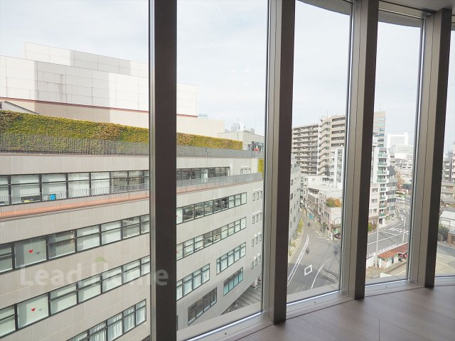 窓の外に心地よい空が広がる開放的なお部屋からの眺望！心地よい陽射しを感じながらゆったりと寛げます♪