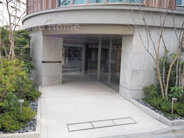 緑の植栽と上品な石張りが迎えるエントランス！段差のないフラット設計でベビーカーの移動も安心です♪