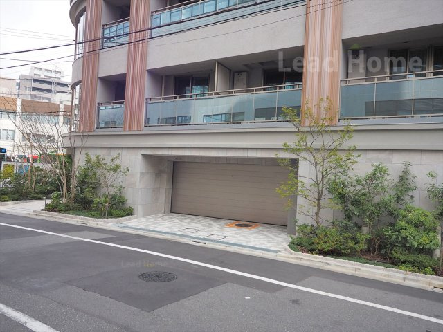 緑の植栽が彩る見通しの良い敷地内駐車場！前面道路からの出入りもしやすく毎日のドライブも快適ですね♪