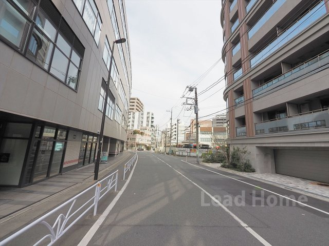 見通しが良くきれいに整備されたフラットな前面道路！歩道がありお子様とのお散歩やお出かけも安心です♪