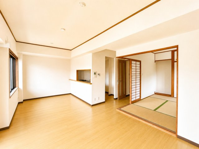 LDKはゆとりのある広さです。窓から自然光が入り、明るく開放感のある空間です。和室とも隣接しており、引き戸を開ければ一体利用も可能です。家族構成や生活スタイルに合わせて柔軟に使える住空間です。
