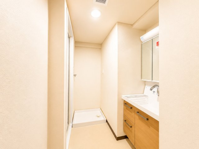 室内に洗濯機置場を確保しており、天候や時間を気にせず洗濯することができます。防水パン付きで、水漏れ対策も考慮されています。日々の家事負担を軽減してくれる実用的なポイントとなっています。