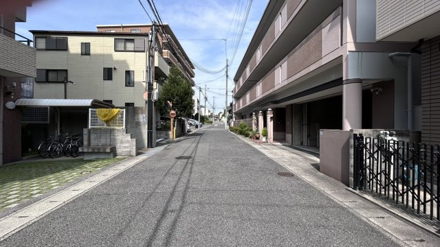 前面道路は広く、運転が苦手な方もスムーズに駐車可能です♪