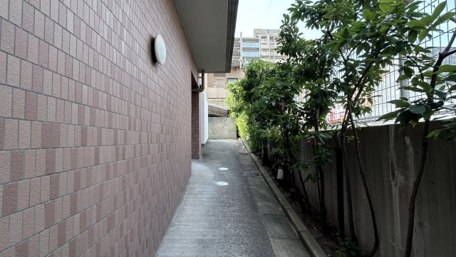 裏側の自転車置き場につながります