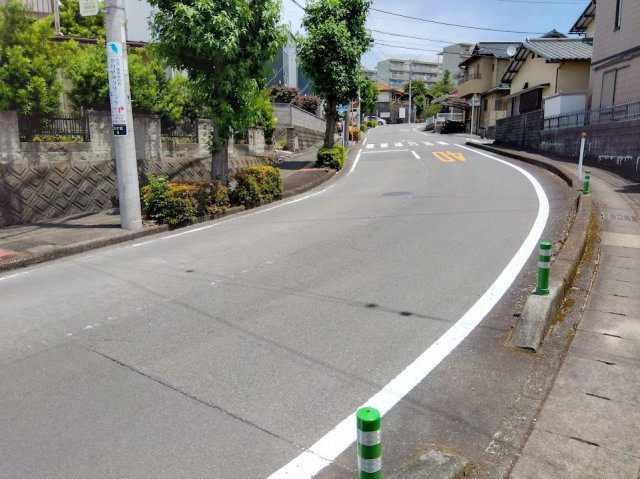 角地のような開放感があり、陽当たりや風通しも良好です。生活利便と穏やかな住環境を両立した、子育て世代にもおすすめの立地です。