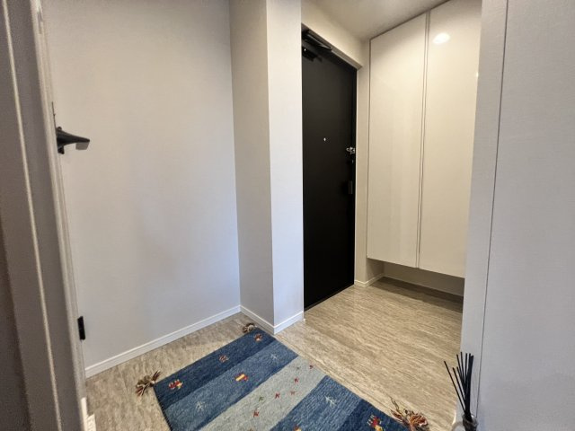 収納スペース豊富なシューズクローゼット＆オフホワイトの明るい仕様の室内となっております。