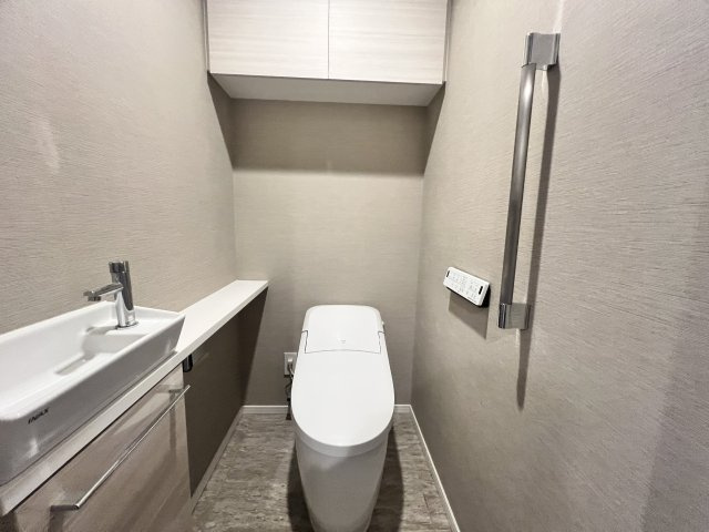 タンクレストイレ、便利な手洗いカウンター付き