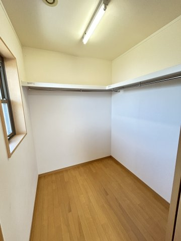 2階8畳洋室に接続するウォークインクローゼット。どんなに服飾が多くてもバッチリ収納♪