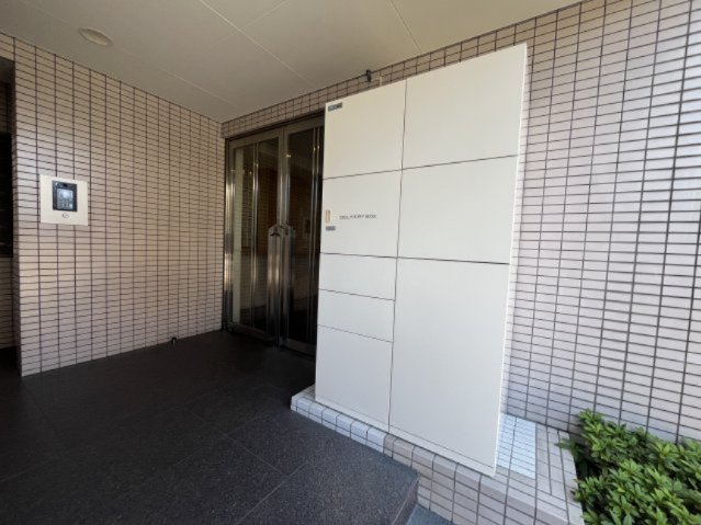 エントランス横には宅配BOXも完備されております