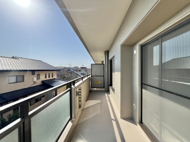 明るい光に包まれながら、外の景色も楽しめる心地よい空間です。