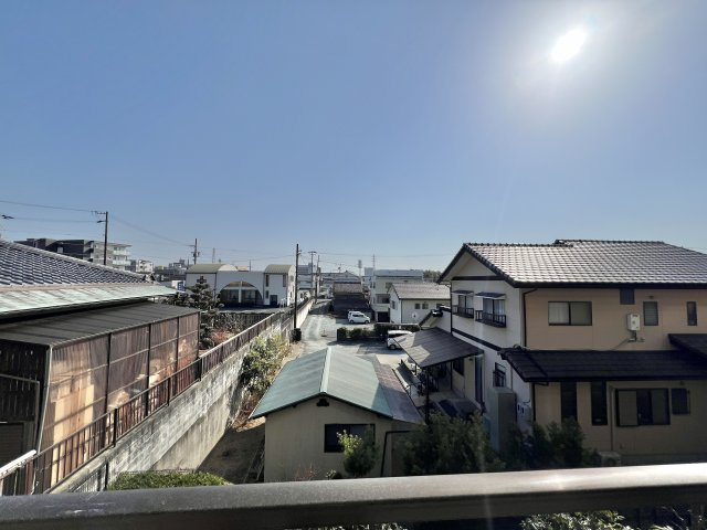 周囲に高い建物が少なく、陽当たり・風通しともに良好です！