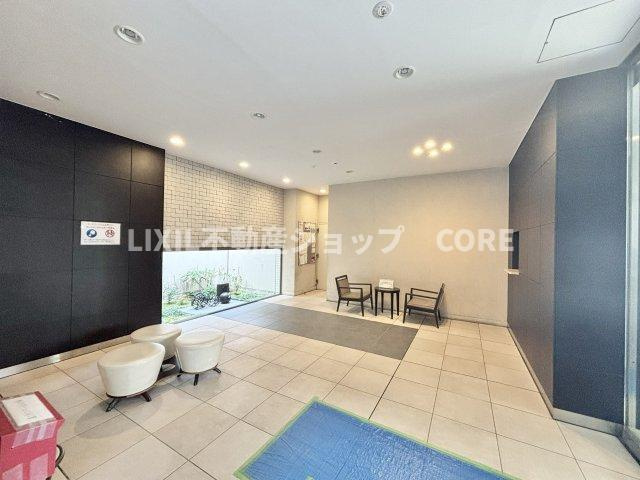 ラウンジは、マンションの共用スペースに椅子やテーブルなどを配置した利用者が寛げる空間です。