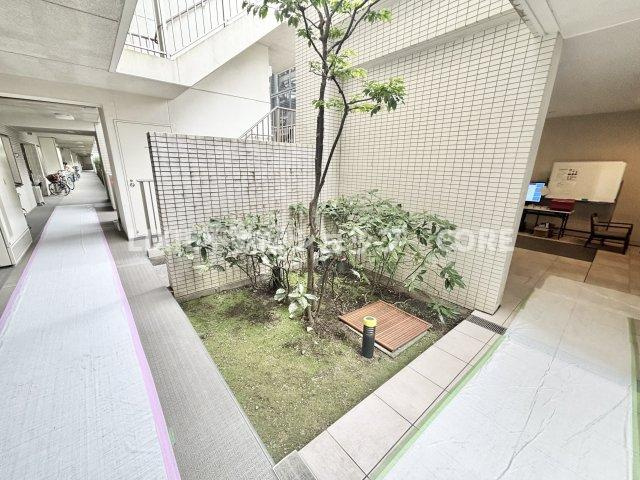 建物や壁に囲まれた外部空間で、採光・通風の確保、防犯性の向上といったメリットもございます。