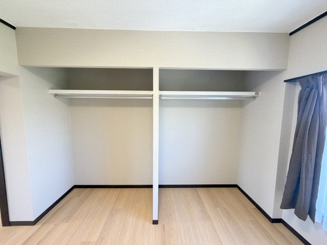 大切な衣類を収納できるクローゼット完備