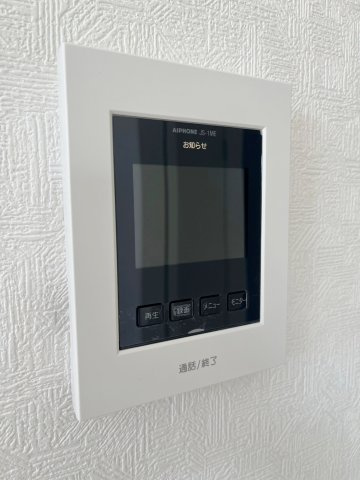 映像と音声で玄関先の様子をチェックできるTVモニタ付インターホン。