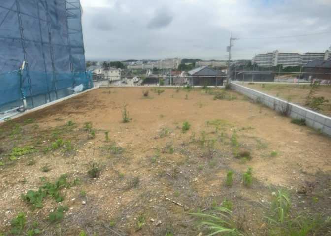 土地の形が極端に長細かったり、狭小地、あるいは道路との高低差がある傾斜地だった場合、後々売ろうとしても買い手がつかない場合もあります。後々、売却することになった時に価値の下がらない土地を選びましょう。
