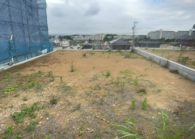 土地の面積＝住宅面積ではありません。建ぺい率の問題などで、土地のある場所によって住宅を建てられる面積は限られています。高さもしかり、「土地」という言葉の中には、建築条件も含まれると考えておきましょう。