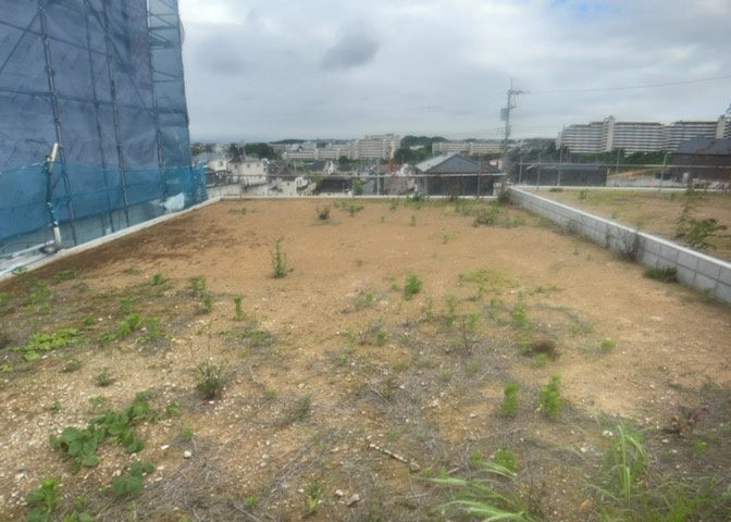家を建てる場合、方位は要チェックです。現実的に日当たりのよい家ならばリビングは南側、建築基準法でも北側に当たる家への配慮は求められています。土地を見学に行く際は、方位磁針を持って行くようにしましょう。