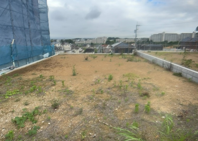 土地を買う際、住む地域の自治体や福祉の補助制度にも注目してみましょう。子供や老人の医療補助やゴミ出しのルールなど、自治体によってルールに大きな違いがあるため、暮らしやすい土地で判断するとよいでしょう。