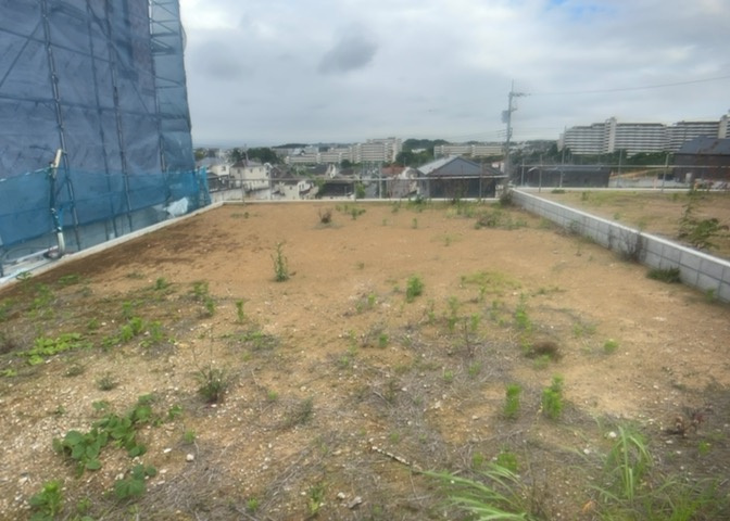土地の前の道路に消火栓が設置されていることがあります。この場合、道路交通法第45条第1項により、駐車禁止の場所が指定されています。そのため、車庫などの駐車スペースをつくることができない場合があります。