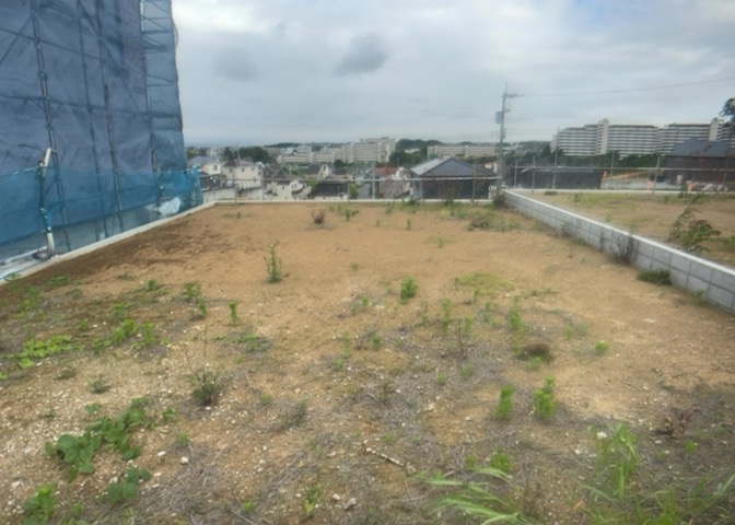 現地に行くなら、物件の周囲の地形がどうなっているかを見ることも大切です。周辺より低くなっている土地では、大雨などで水が集まりやすいため、地盤が弱くなっているということも考えられるため、注意が必要です。