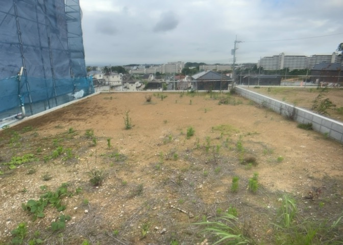 土地購入を検討されている場合、境界杭がない状態で購入してしまうと境界確定測量をする必要があり、費用がかかります。購入の前に、売主、隣土地所有者立ち合いのもと境界を確定し境界杭を設置するのがベストです。