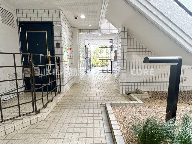ロビーとは玄関に続く通路を兼ねた広間。共用部分になります。