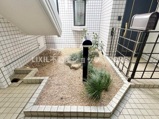 建物や壁に囲まれた外部空間で、採光・通風の確保、防犯性の向上といったメリットもございます。