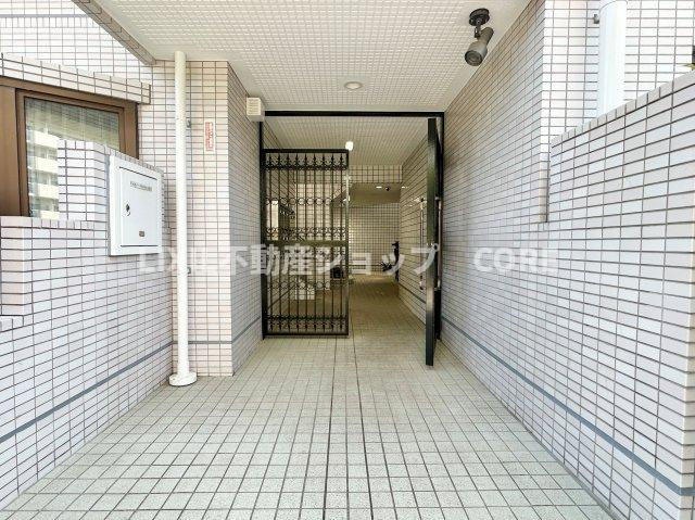 エントランスは毎日の行き帰りで使う大事な空間です。明るい開放的な空間を演出しております。