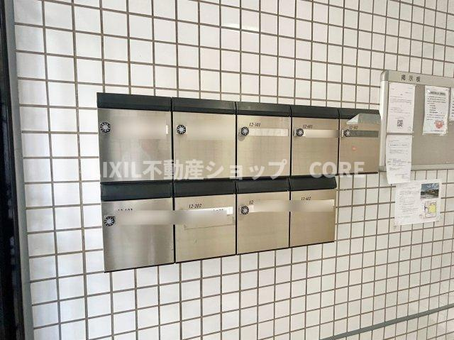 エントランス付近に設置されている郵便受けになります。