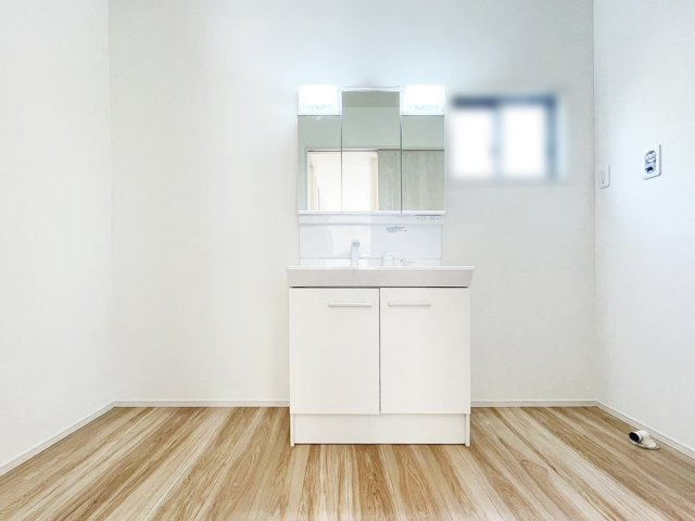 ミラー周りに沢山の工夫。機能性高い三面鏡の洗面台（施工例）　