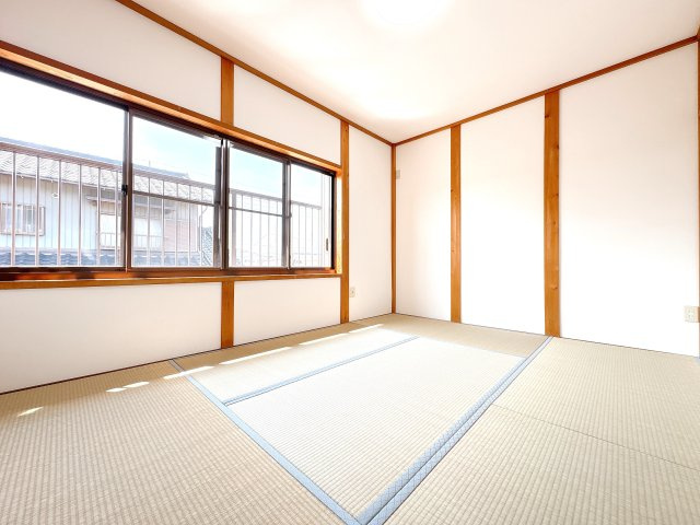2Ｆ6帖の南側和室になります♪