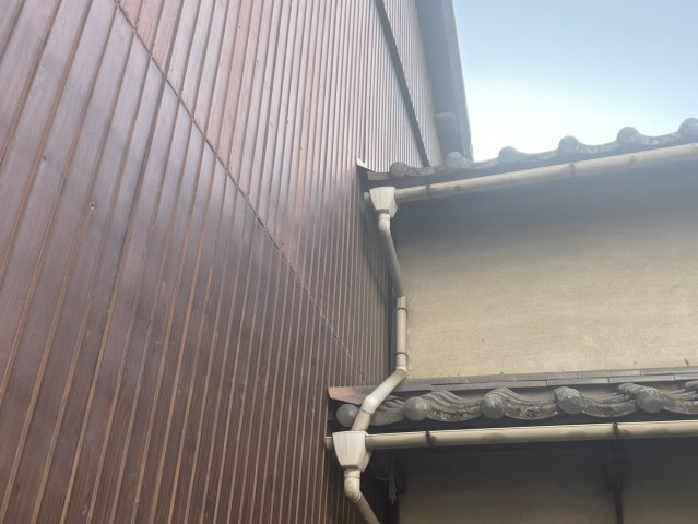 西町の人気エリアに位置する約40坪の整形地です。解体更地渡しのため余計な費用負担もなく、スムーズに建築へ進めます。建築条件もないため、ハウスメーカー選びからこだわりたい方にも最適です。