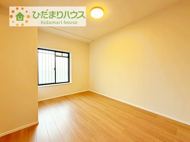 広めの主寝室は、ベッドの他にもパソコンデスクやドレッサーなども置けちゃいます(*^-^*)