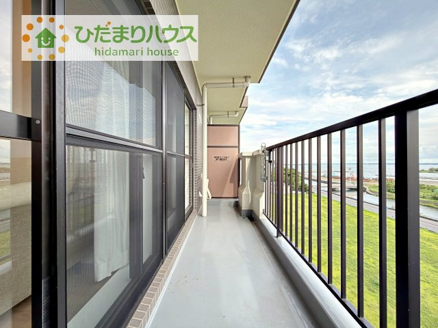 広々としたバルコニー。お洗濯物もぜーんぶ干せちゃいます！！